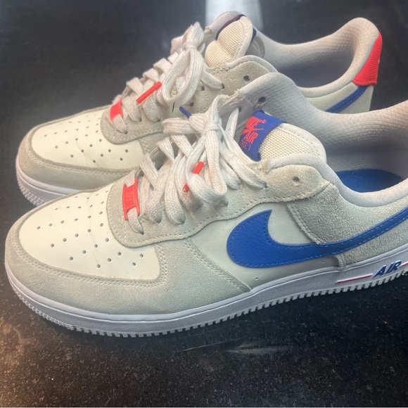 Sz 10 Nike Air Force 1 Low '07 LV8 coco milk & royal blue - Picture 3 of 9